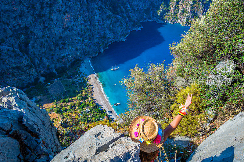 女人在顶端。来自Oludeniz的蝴蝶谷。Fethiye Mugla,土耳其。